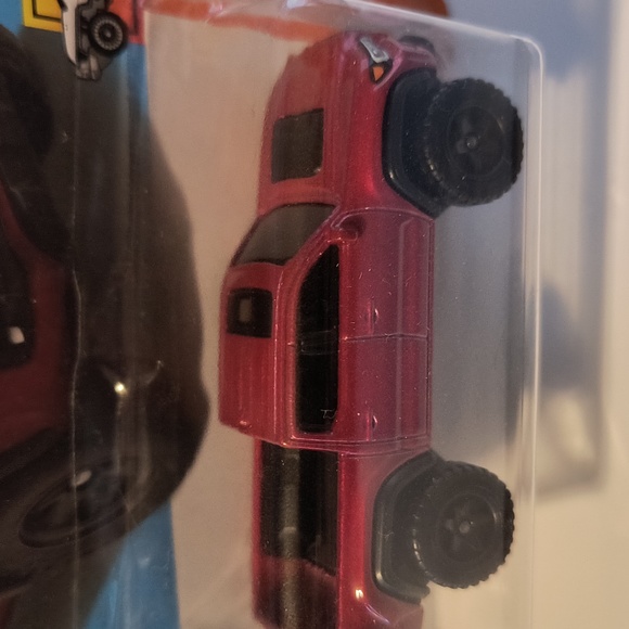B1 hot wheels toyota tacoma  red with shipping protector cracked blister - Picture 3 of 4